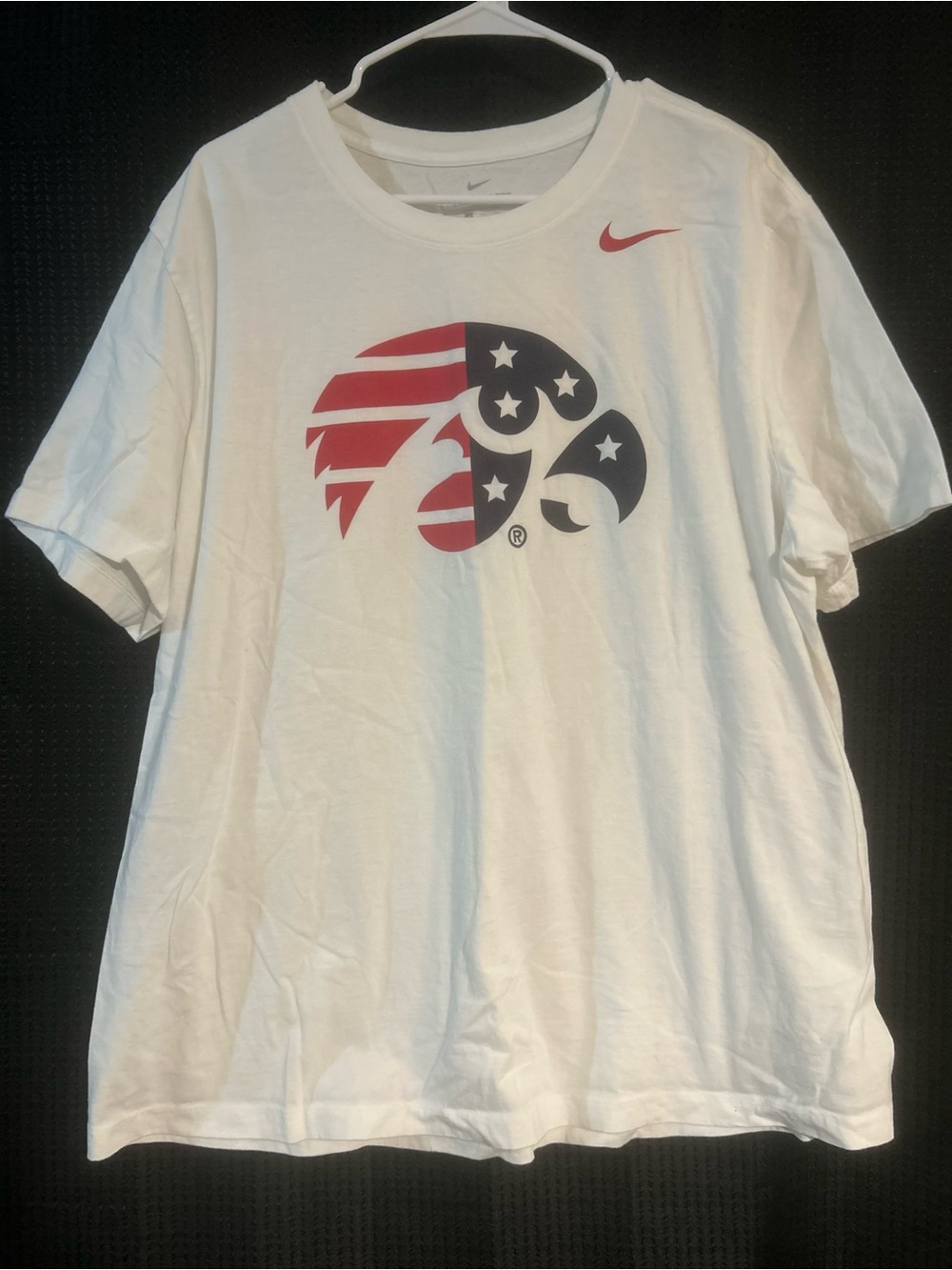 Nike Iowa Hawkeyes Men’s Short-Sleeve Tee Patriotic Tigerhawk Logo